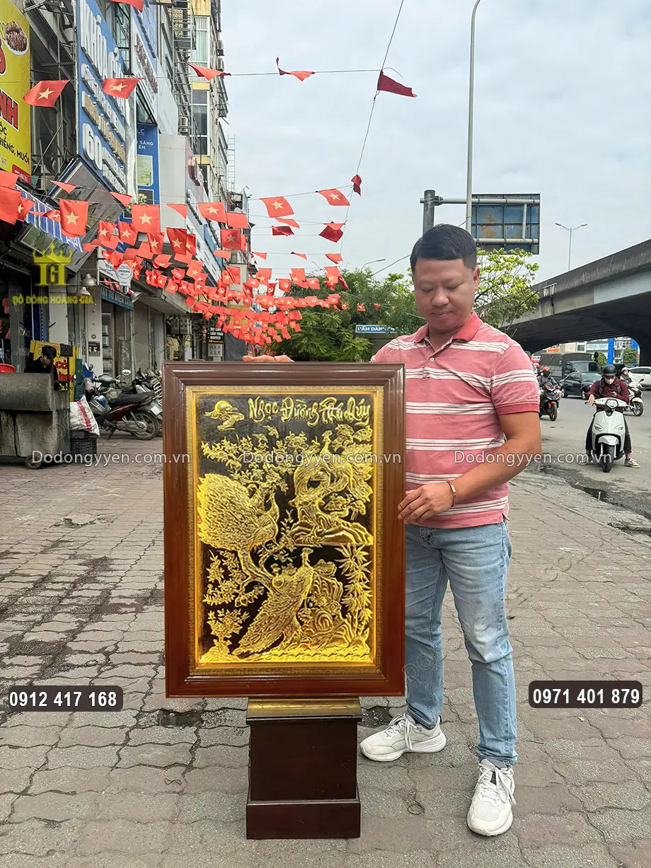 Khung tranh bằng gỗ gụ chắc chắn